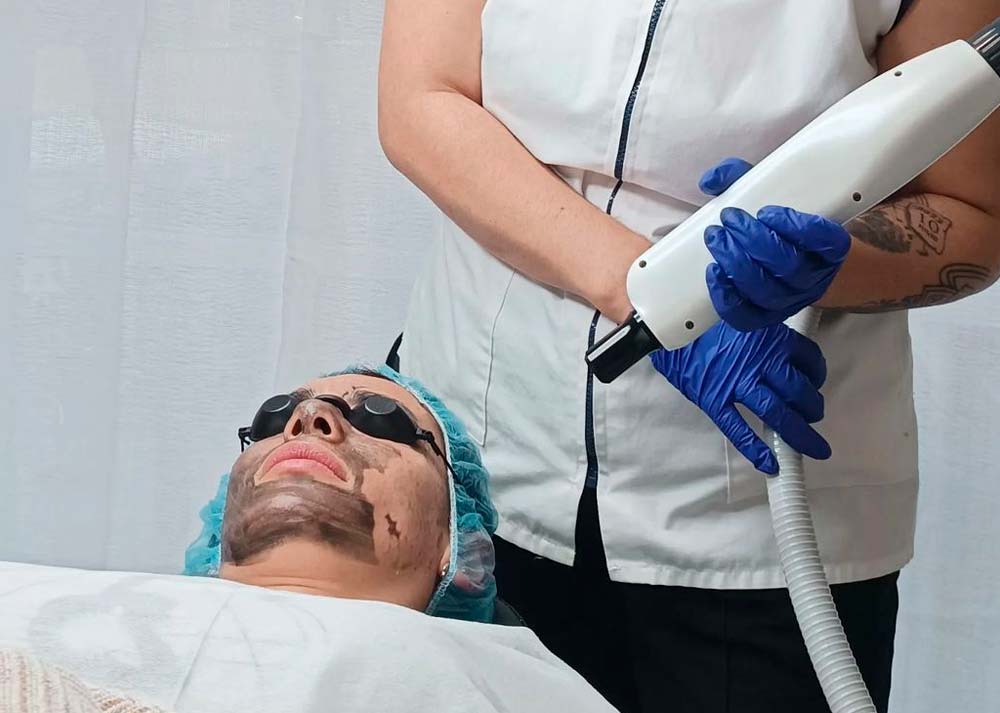 Minerva Calderon Estetic chica en tratamiento facial